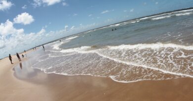 Ida à praia: máscaras e protetor solar são essenciais