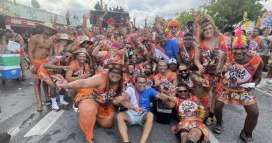 Bloco ‘As Bagaçadas’ arrasta multidão pelas avenidas do Augusto Franco