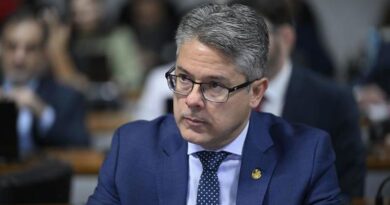 A bomba-relógio do Senado e o recado da “piauí” para Alessandro Vieira